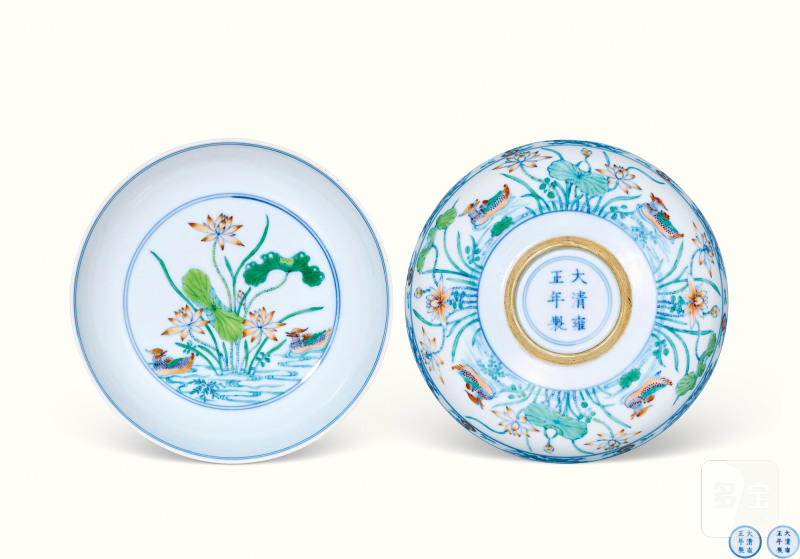 清雍正 斗彩鸳鸯荷塘图卧足盘一对